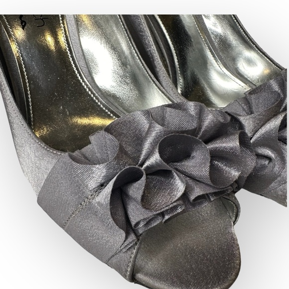 Touch Of Nina Silver Pewter PERTIE Peep-Toe Heels Pumps 8M - Picture 2 of 6